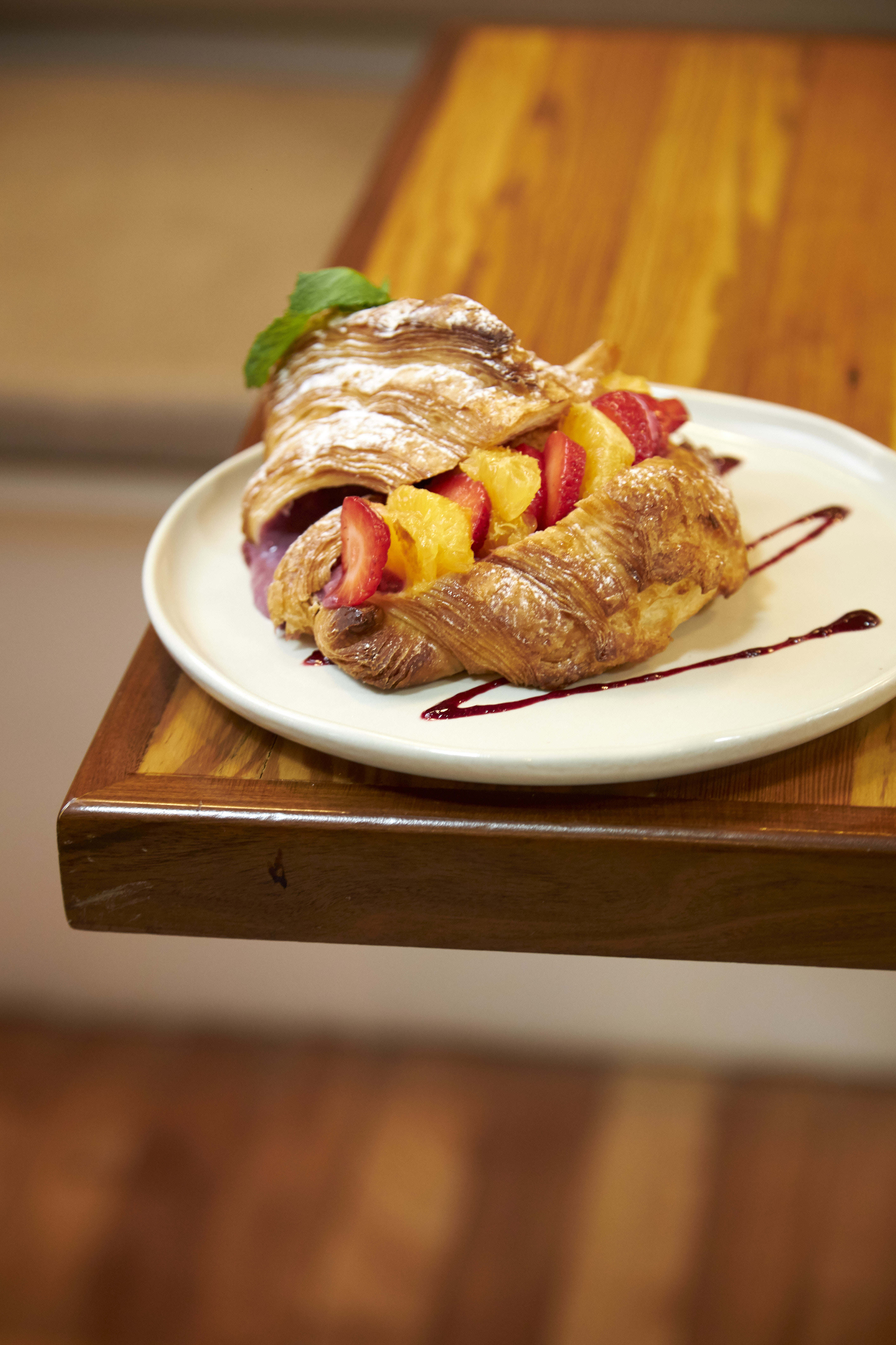 Croissant Diplomata con crema pastelera de frutos rojos, naranjas y frutillas