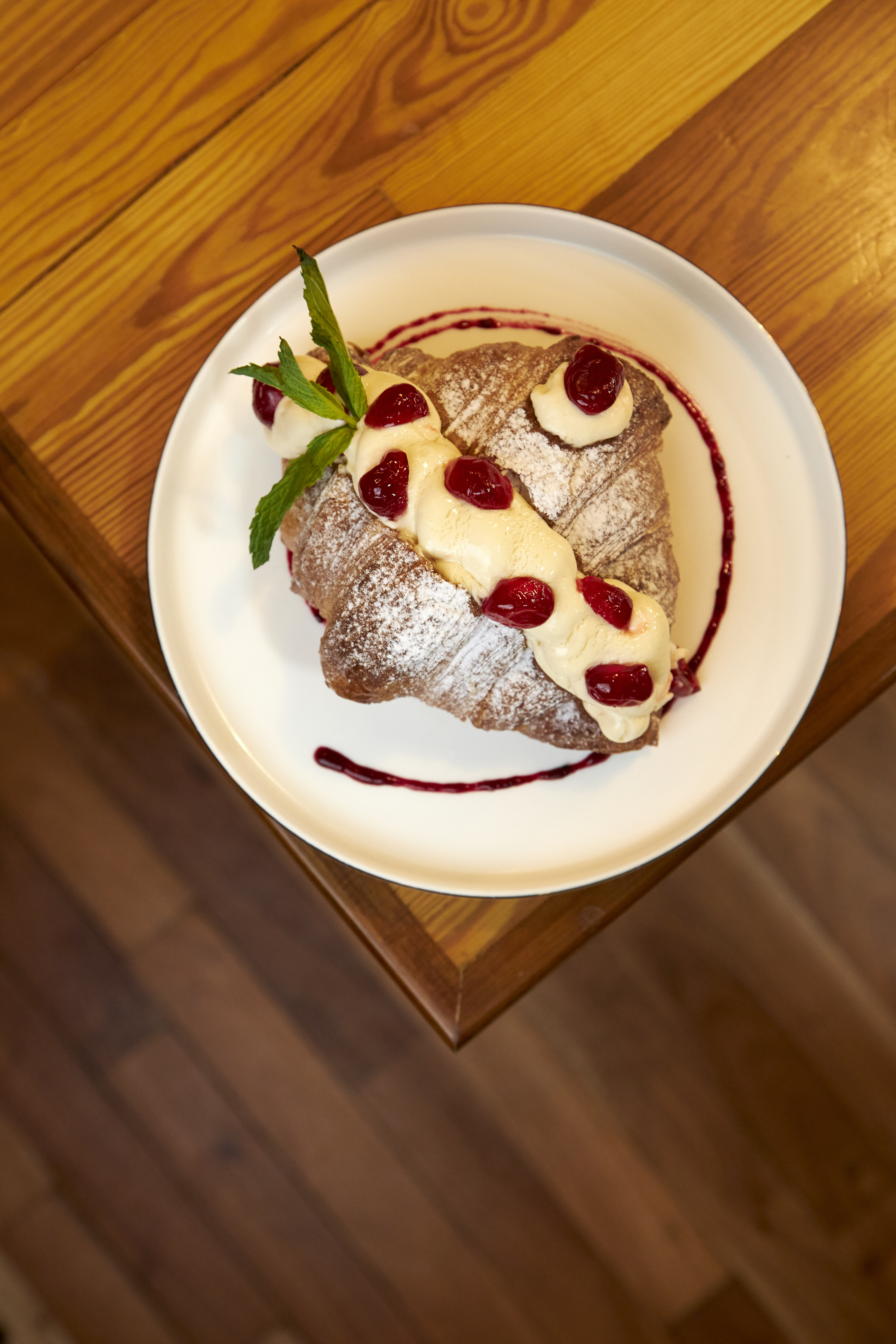 Croissant Milano con crema mascarpone, café y cerezas en almíbar