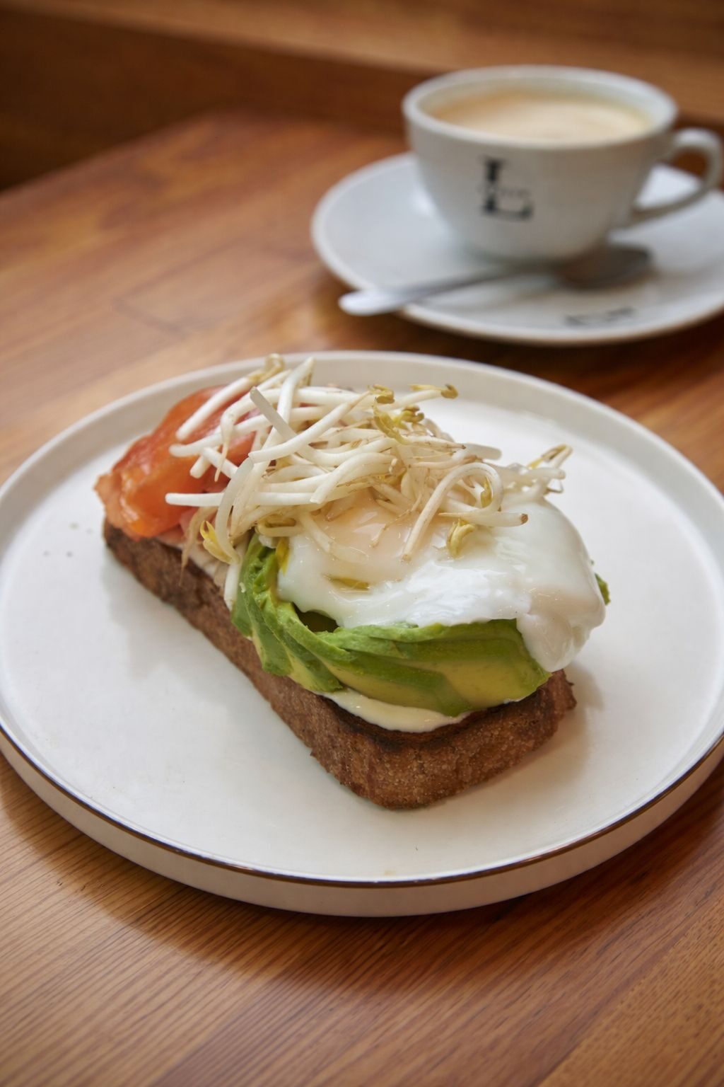 Tostón con salmón gravlax