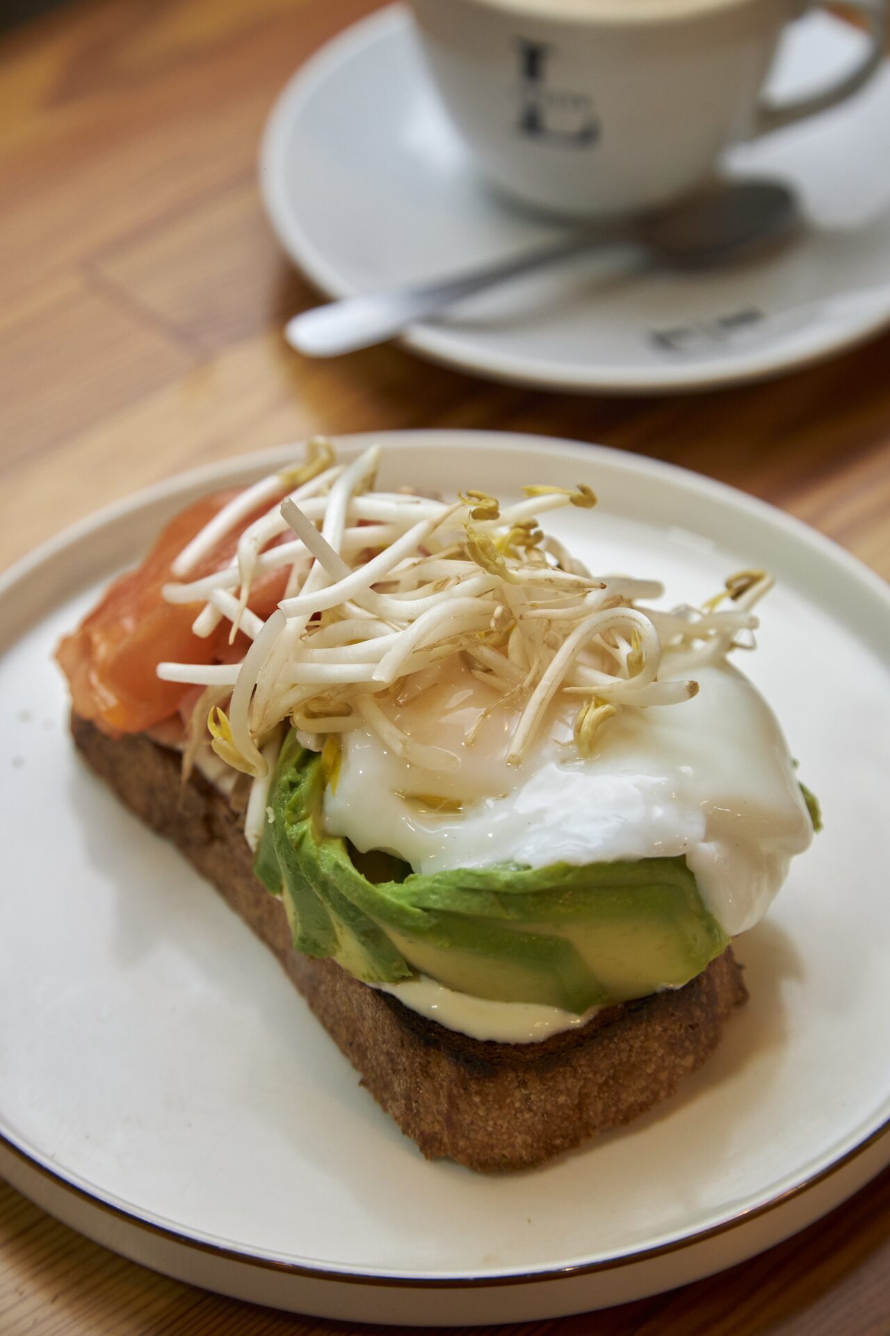 Tostón con salmón gravlax